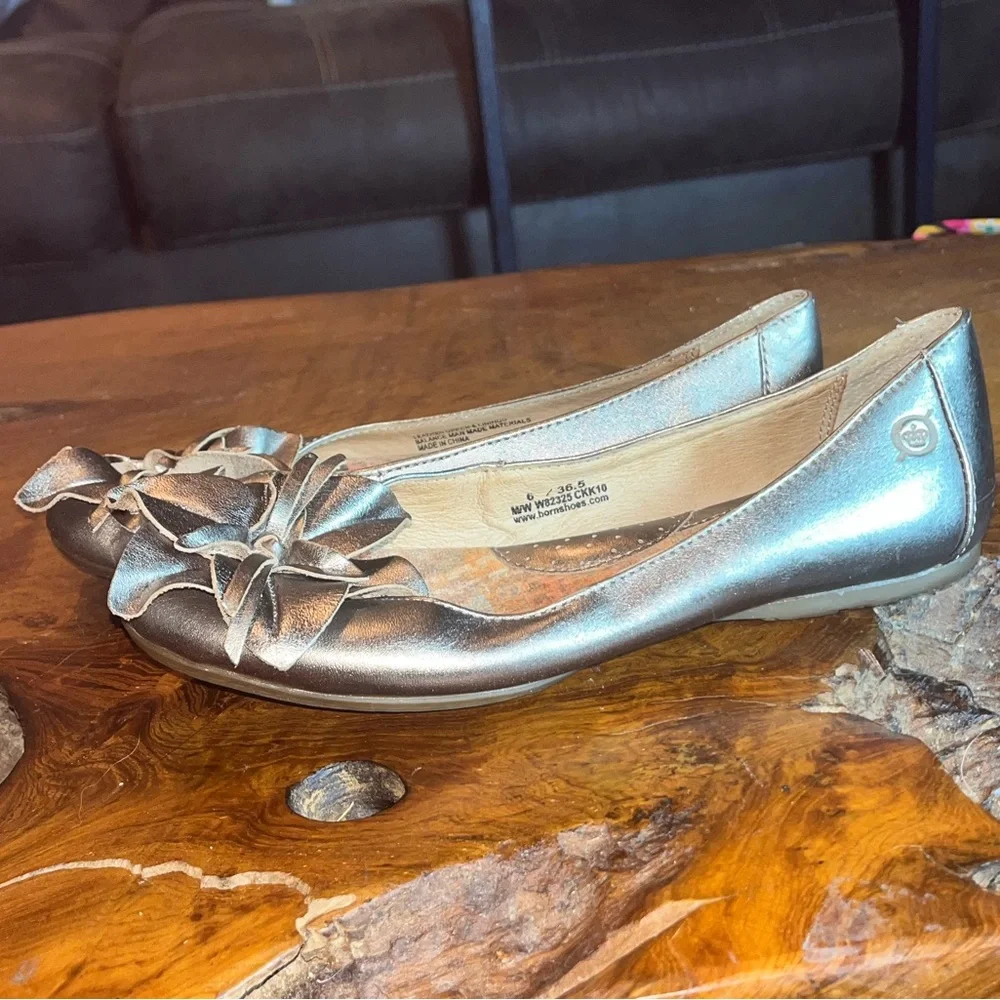 Born Women’s Size 6 Metallic Bronze Leather Flats Floral Toe Detail Shoes